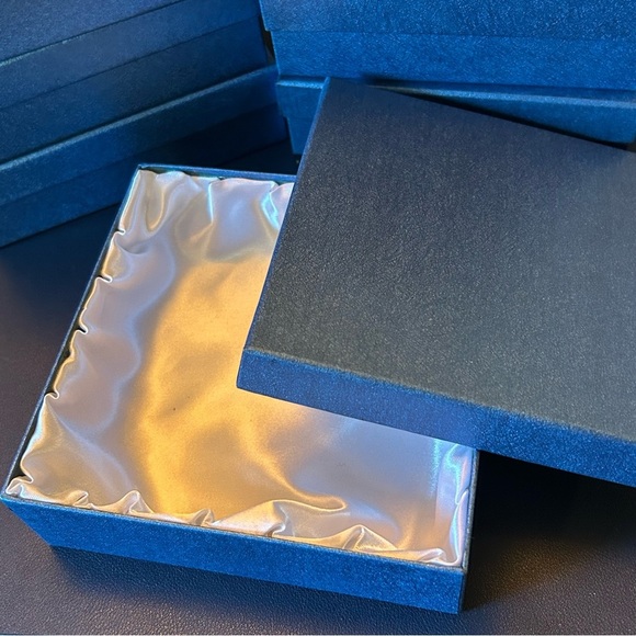 Luxurious Blue and White Gift Box - Picture 3 of 3